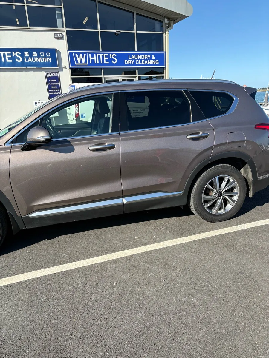 2019 (191) Hyundai Santa Fe - Image 4