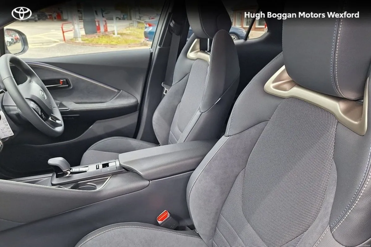 Toyota C-HR HEV SOL WITH DELIVERY MILEAGE!! - Image 6