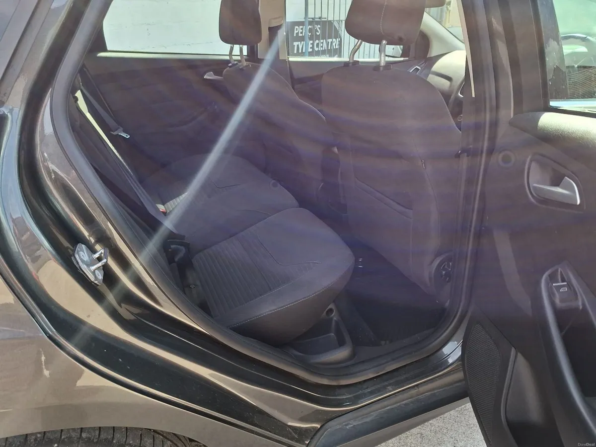 FORD FOCUS SALOON TITANIUM 1.5TDCI - Image 4