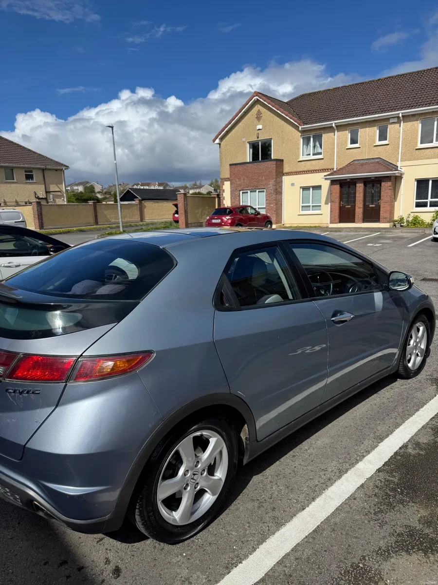 Honda Civic 2009 - Image 2