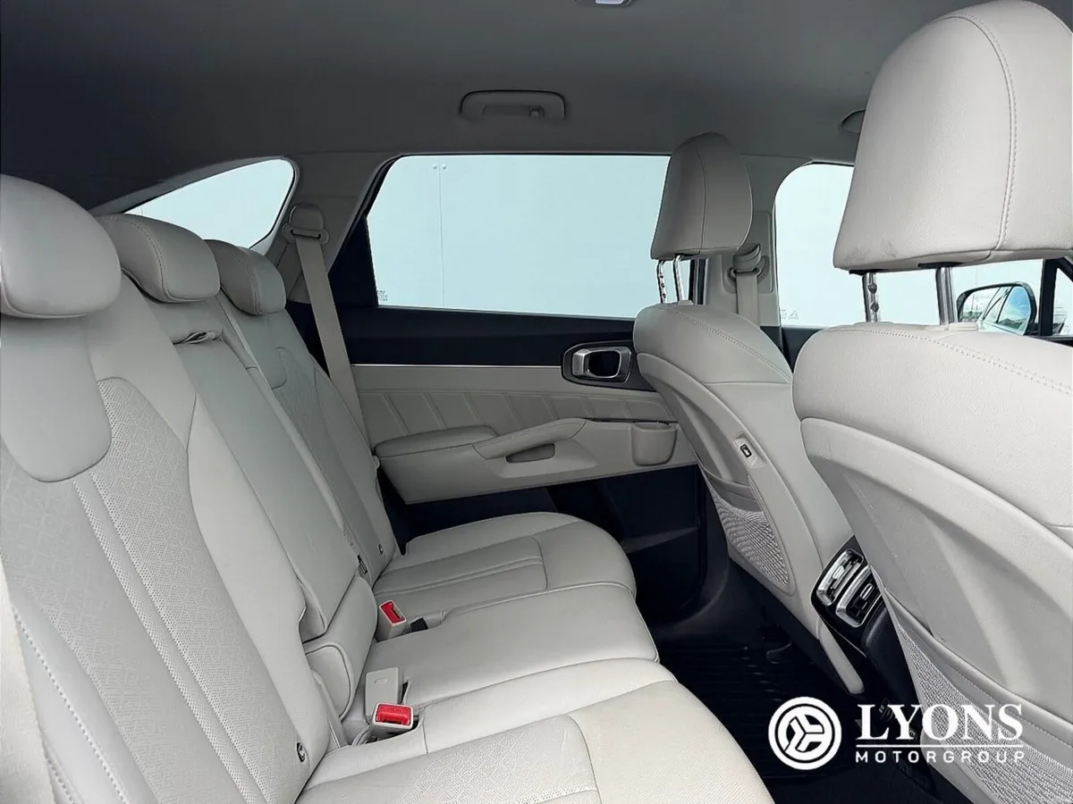 Kia Sorento 1.6 PHEV K3 4X4 5 SEATS - Image 5