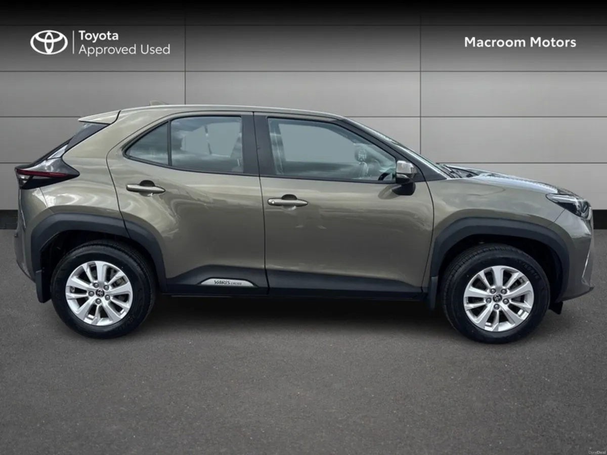 Toyota Yaris Cross EASTER SALE!! CR CROSS LUNA 4DR - Image 3