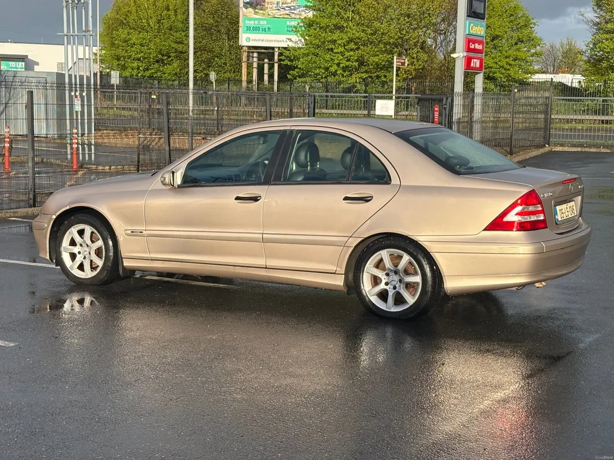 Mercedes-Benz C-Class 2005 - Image 3