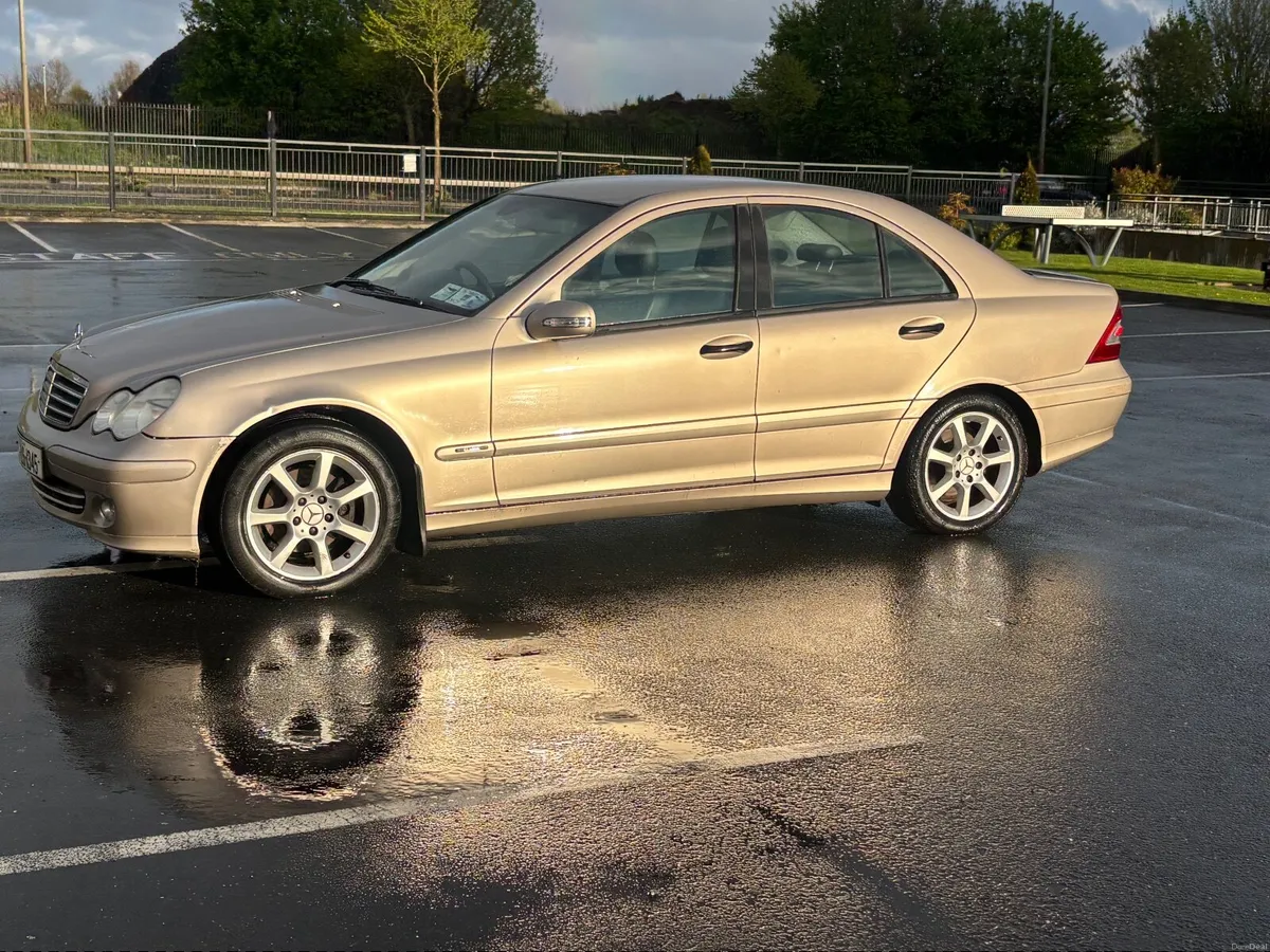 Mercedes-Benz C-Class 2005 - Image 2
