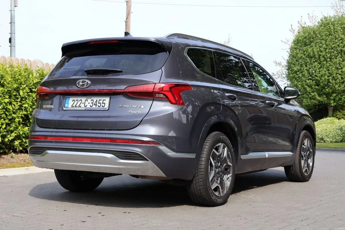 Hyundai Santa Fe 1.6 PHEV 4WD Executive Plus Auto - Image 4