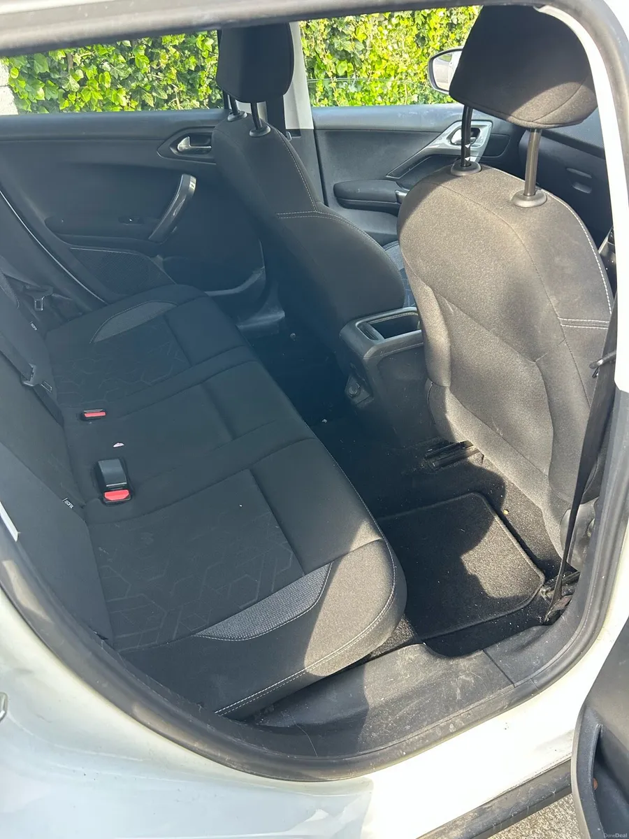Peugeot 2008 1.2 automatic - Image 4