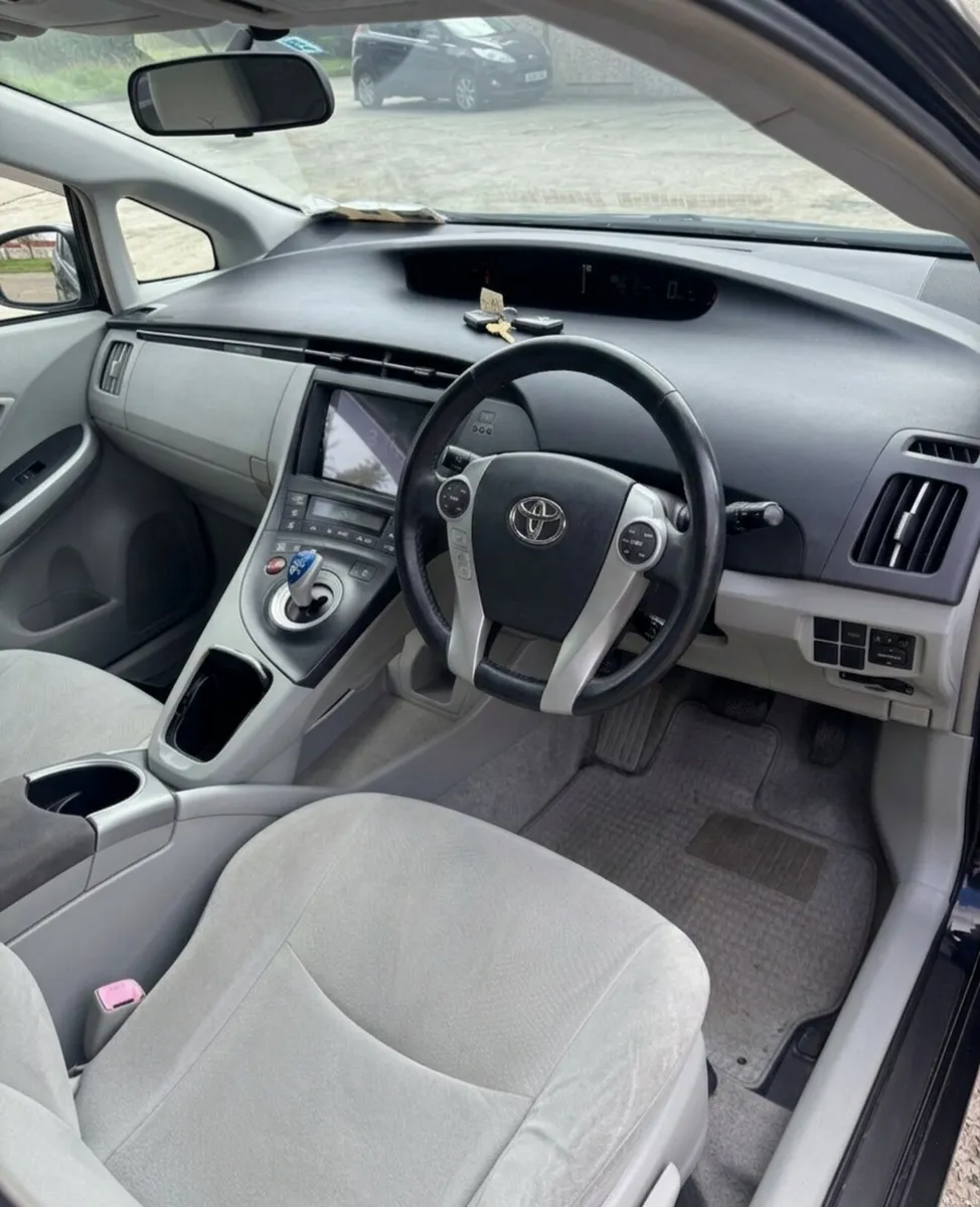 Toyota Prius 2011 Gen 3 NCT and tax 6500€ - Image 3