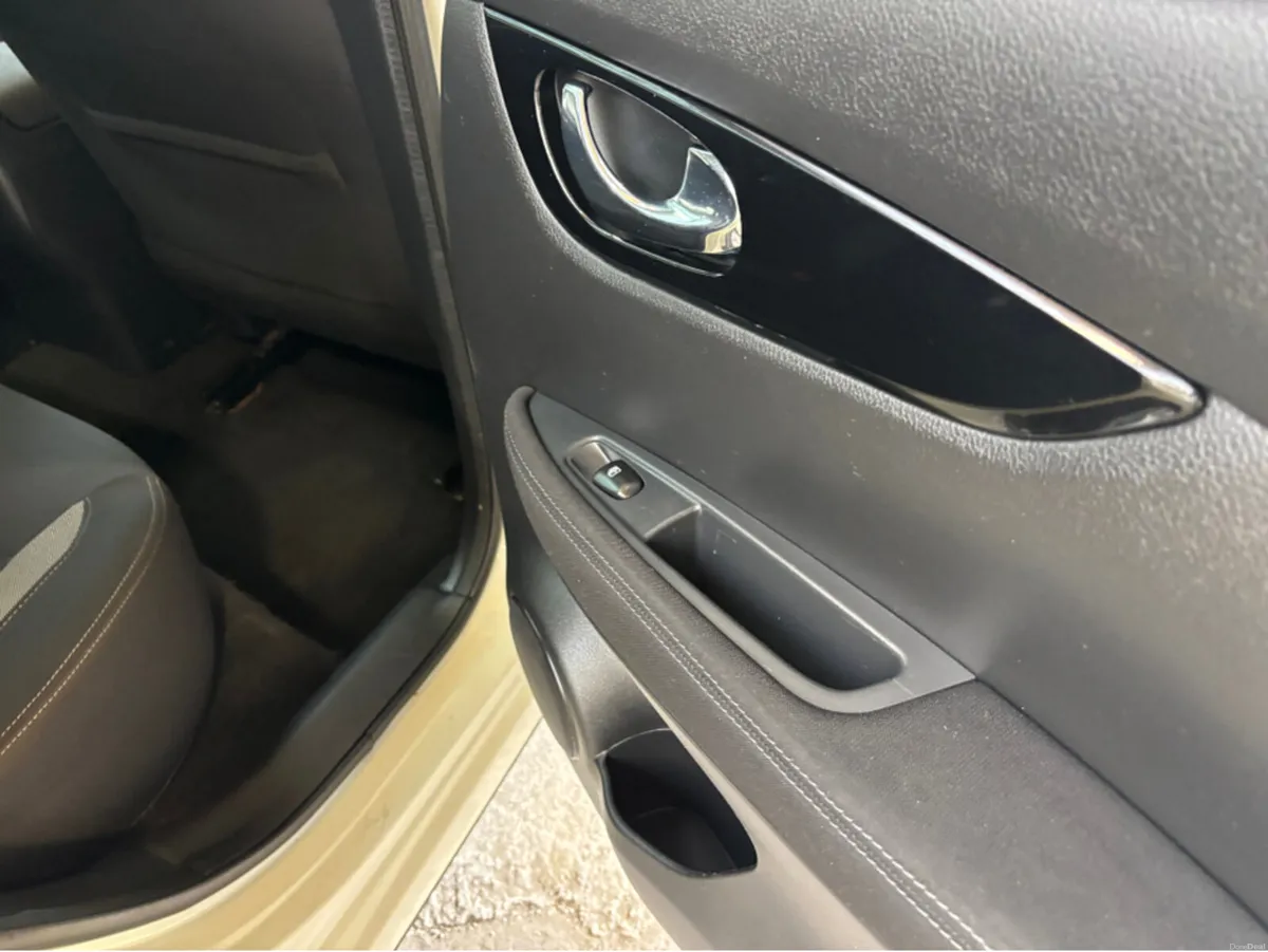 Nissan Qashqai 1.5 SV 18 4DR - Image 4
