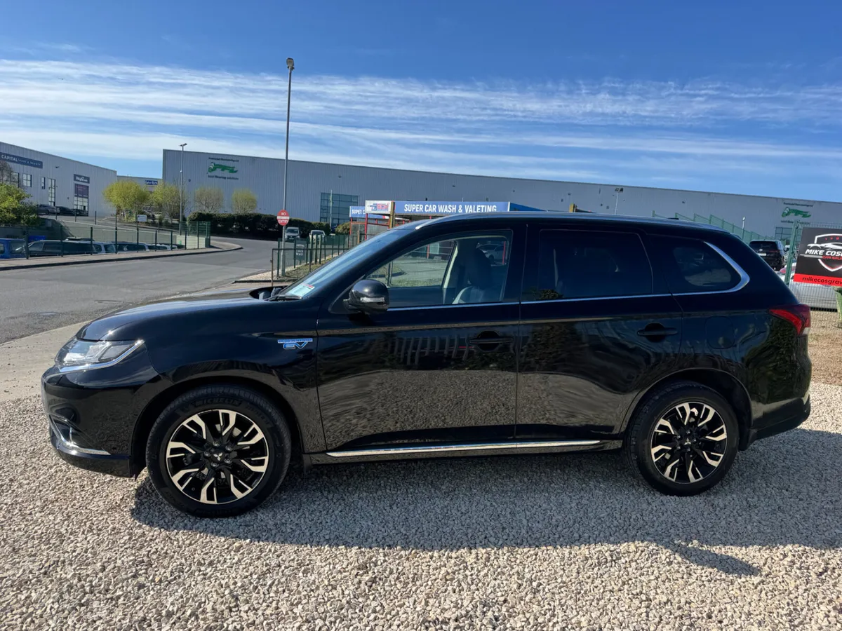 Mitsubishi Outlander 2017 hybrid - Image 2