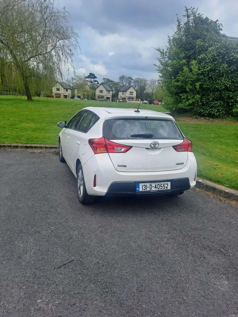 Toyota Auris 2013 - Image 2