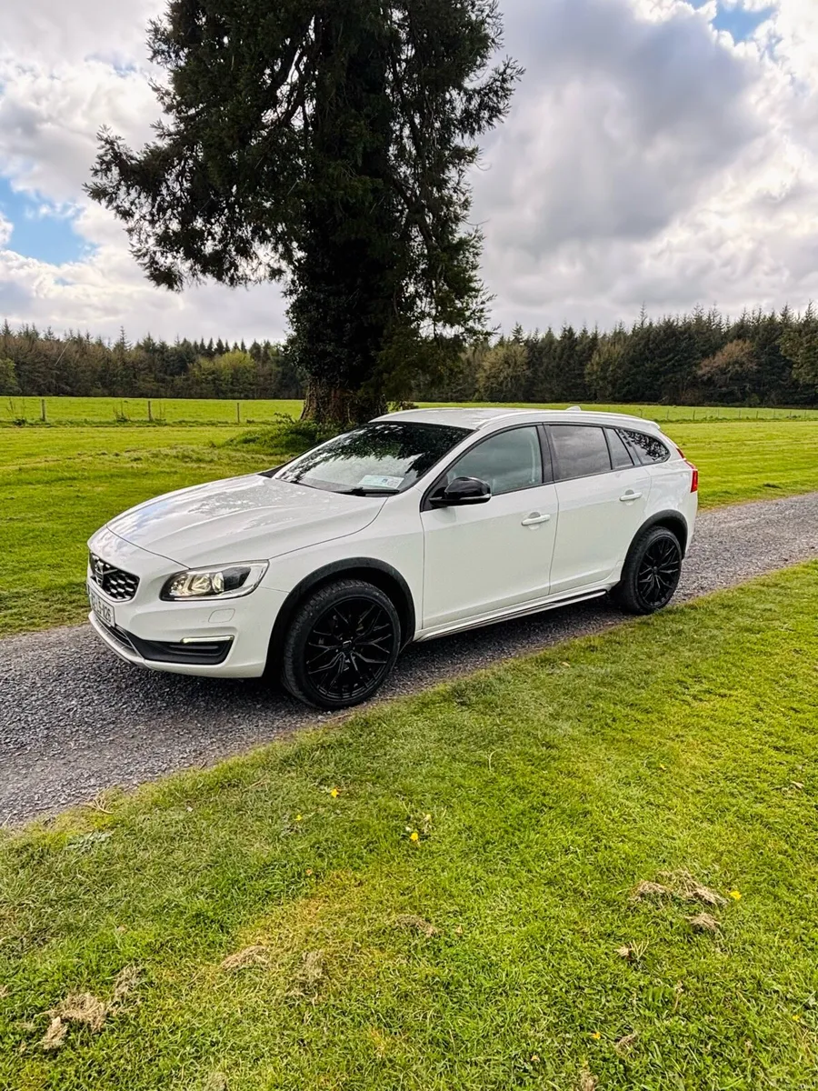 Volvo V60 Cross Country - Image 1