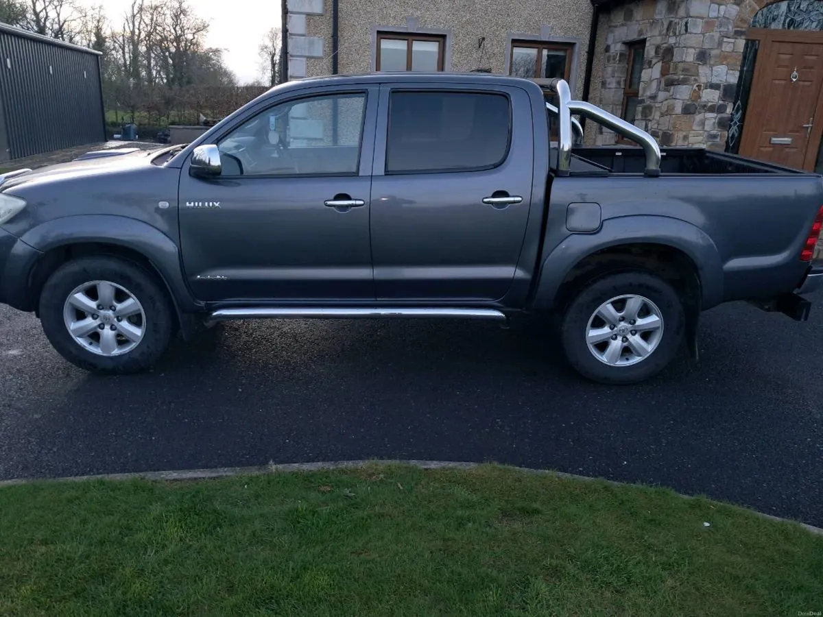 Toyota Hilux Pickup 2011 - Image 2