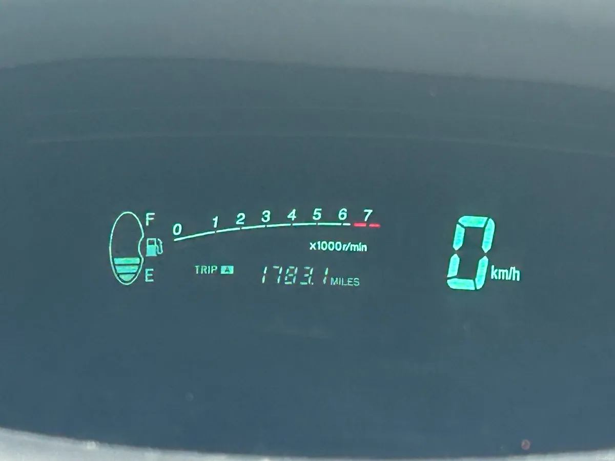 01 Toyota Yaris - Image 4