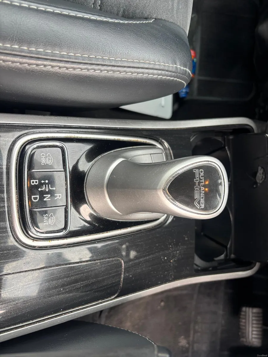 Mitsubishi Outlander 2016  PLUG IN HYBRID  AUTO - Image 4