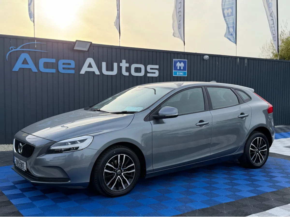 Volvo V40 D2 MOMENTUM NAV - 2.0L DIESEL - MANUAL - - Image 4