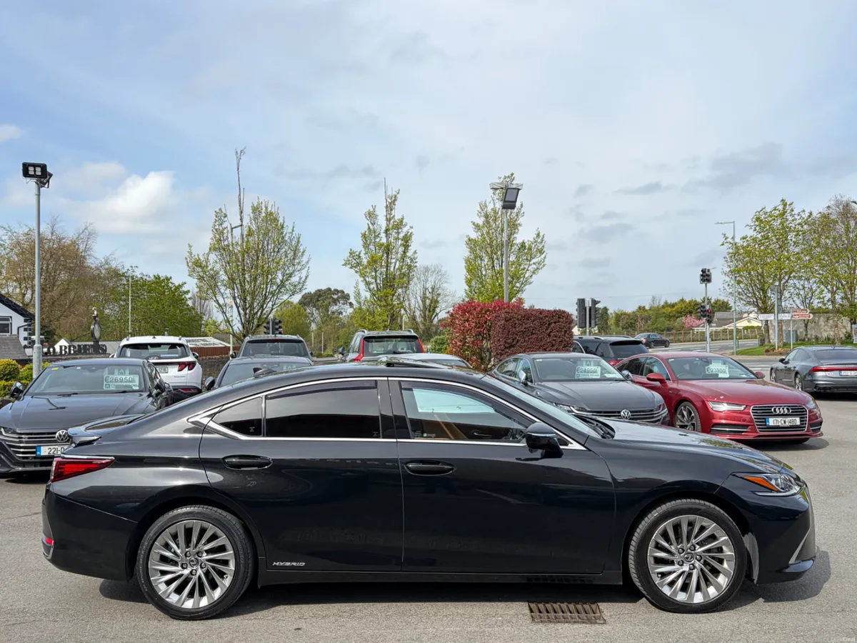 192 LEXUS ES300H Premium *Low Kils & Huge Spec* - Image 4