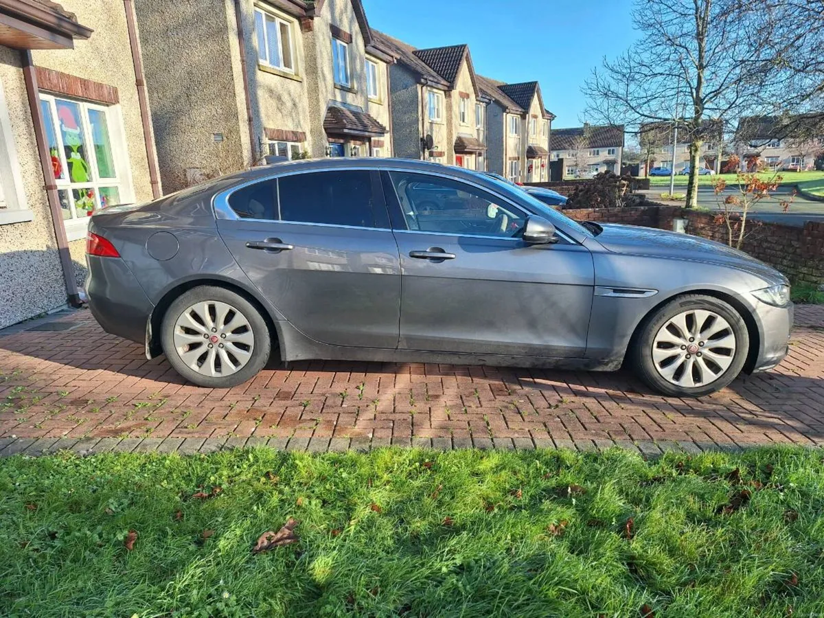 Automatic Jaguar XE - Image 3