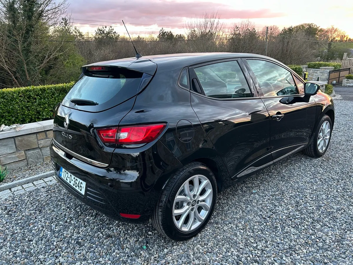 2017 Renault Clio Dynamique NAV 1.1 - Image 3