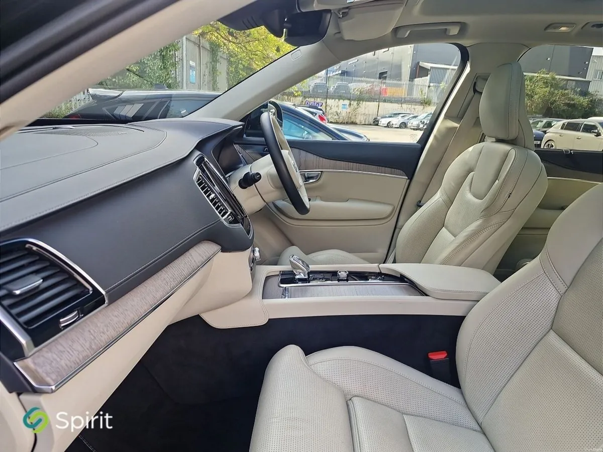 Volvo XC90 T8 Plug In Hybrid, AWD, Plus (Bright Th - Image 4