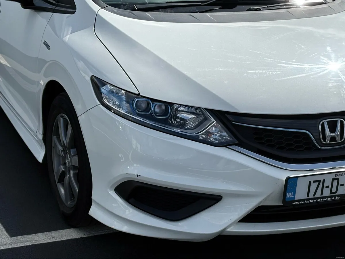 2017 Honda Jade | 6 seater Hybrid | Excellent - Image 2