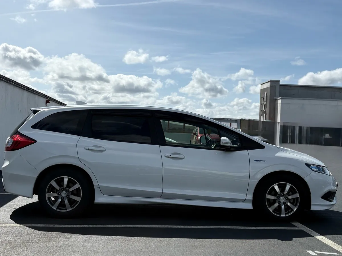 2017 Honda Jade | 6 seater Hybrid | Excellent - Image 4