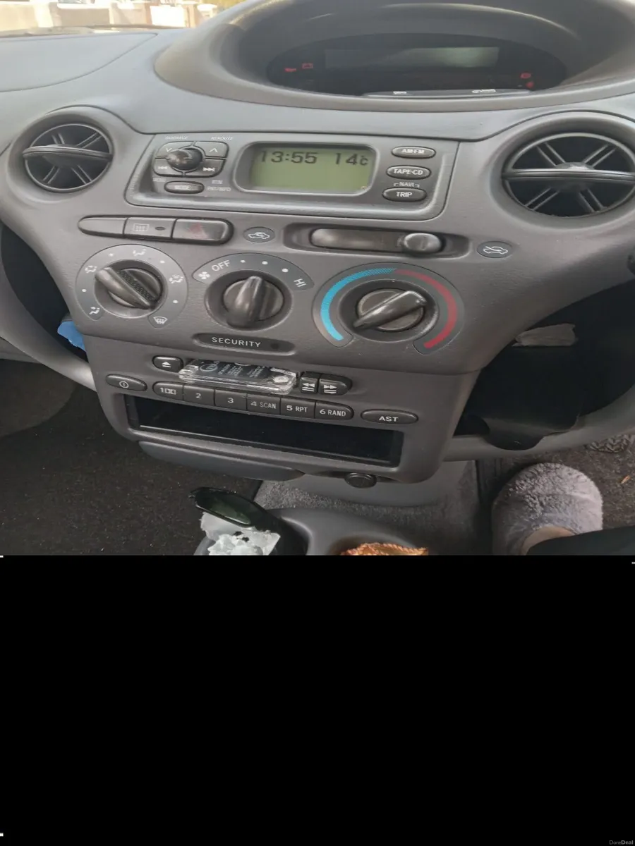 Toyota Yaris 2000 - Image 1