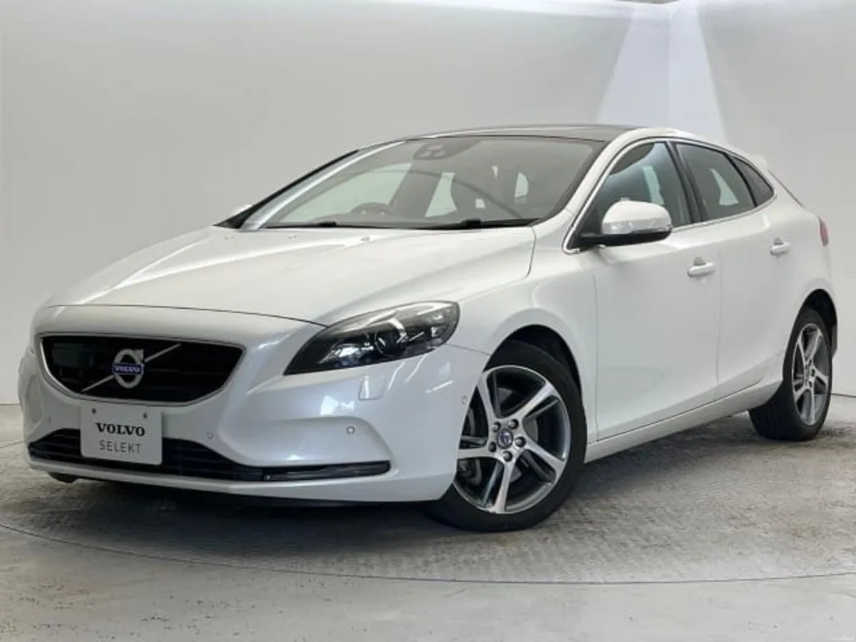 ❁ Volvo V40 ❁ D4 LUX SE Panoramic Roof ❁ Low KM ❁ - Image 2