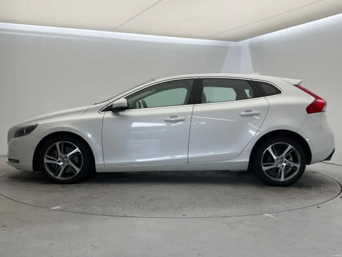 ❁ Volvo V40 ❁ D4 LUX SE Panoramic Roof ❁ Low KM ❁ - Image 4