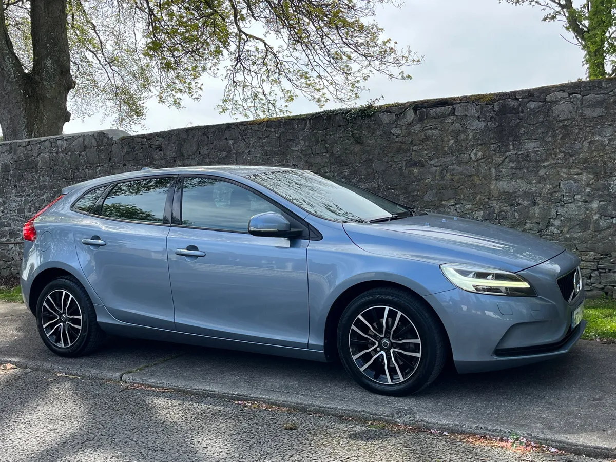 Volvo V40 2.0 D2 MOMENTUM - Image 1