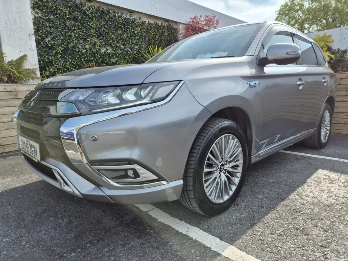 Mitsubishi Outlander 2.4 PHEV / INTENSE SAFETY PAC - Image 3