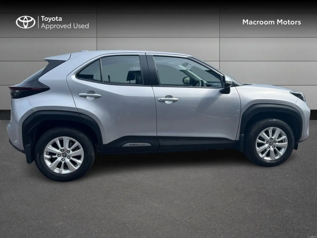 Toyota Yaris Cross CR LUNA 4DR AUTO - Image 3