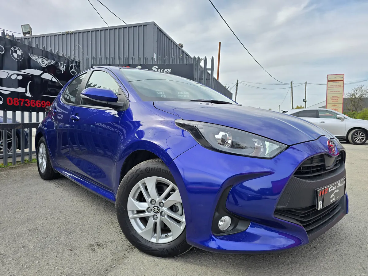 241 Toyota Yaris 1.5 Hybrid, LOW MILES, LIKE NEW - Image 1