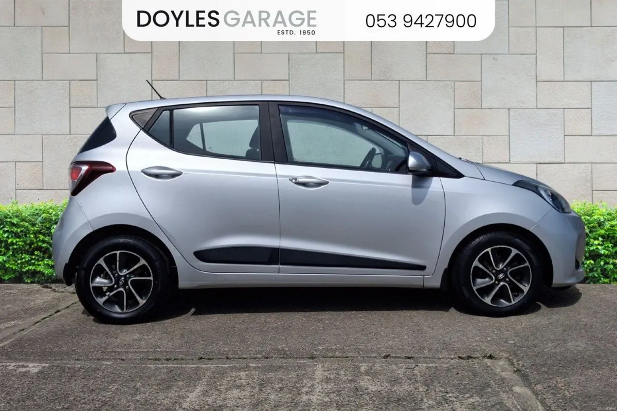 Hyundai i10 Deluxe 1.0 Petrol - Image 2