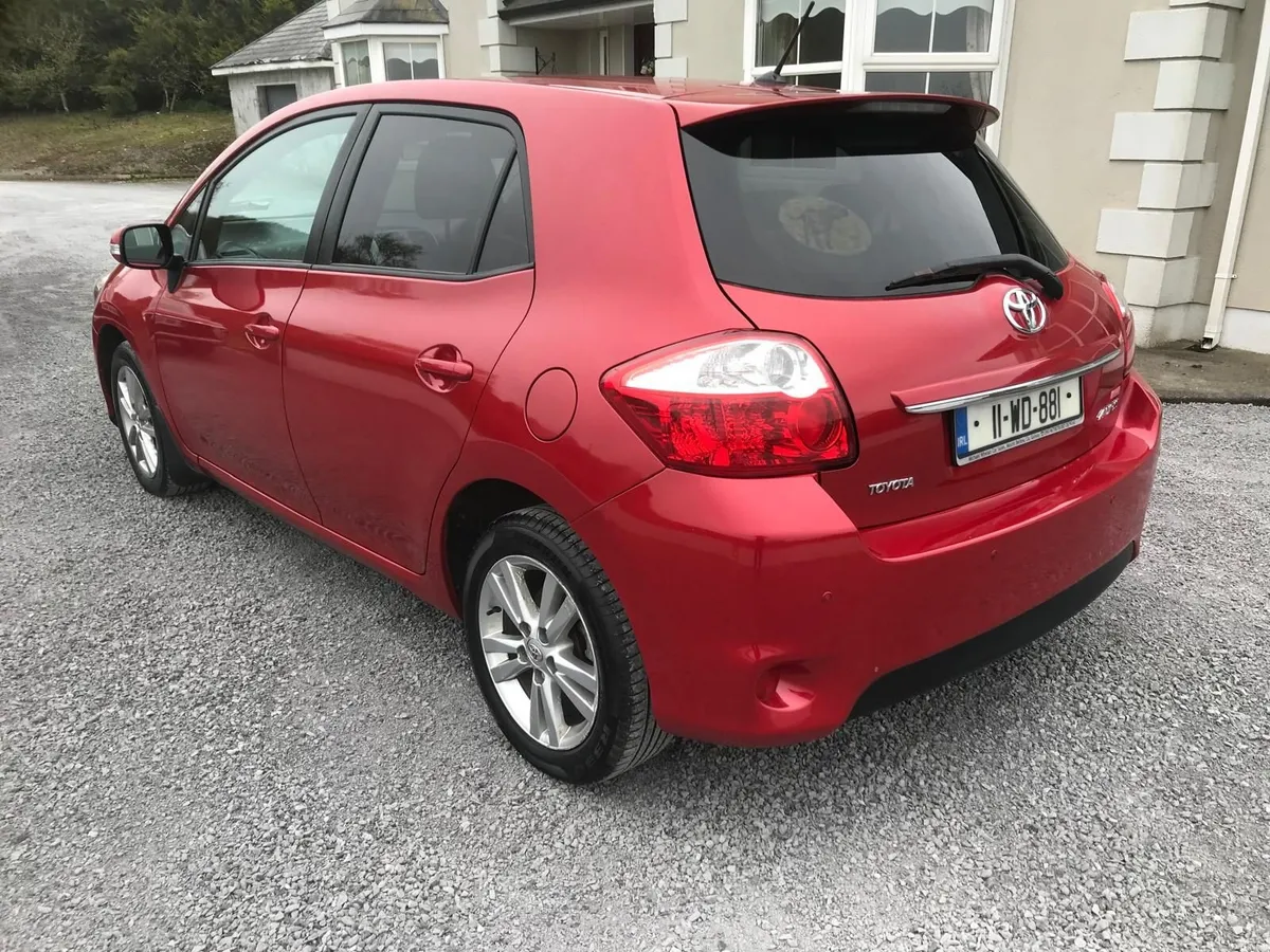 Toyota Auris 2011 - Image 2