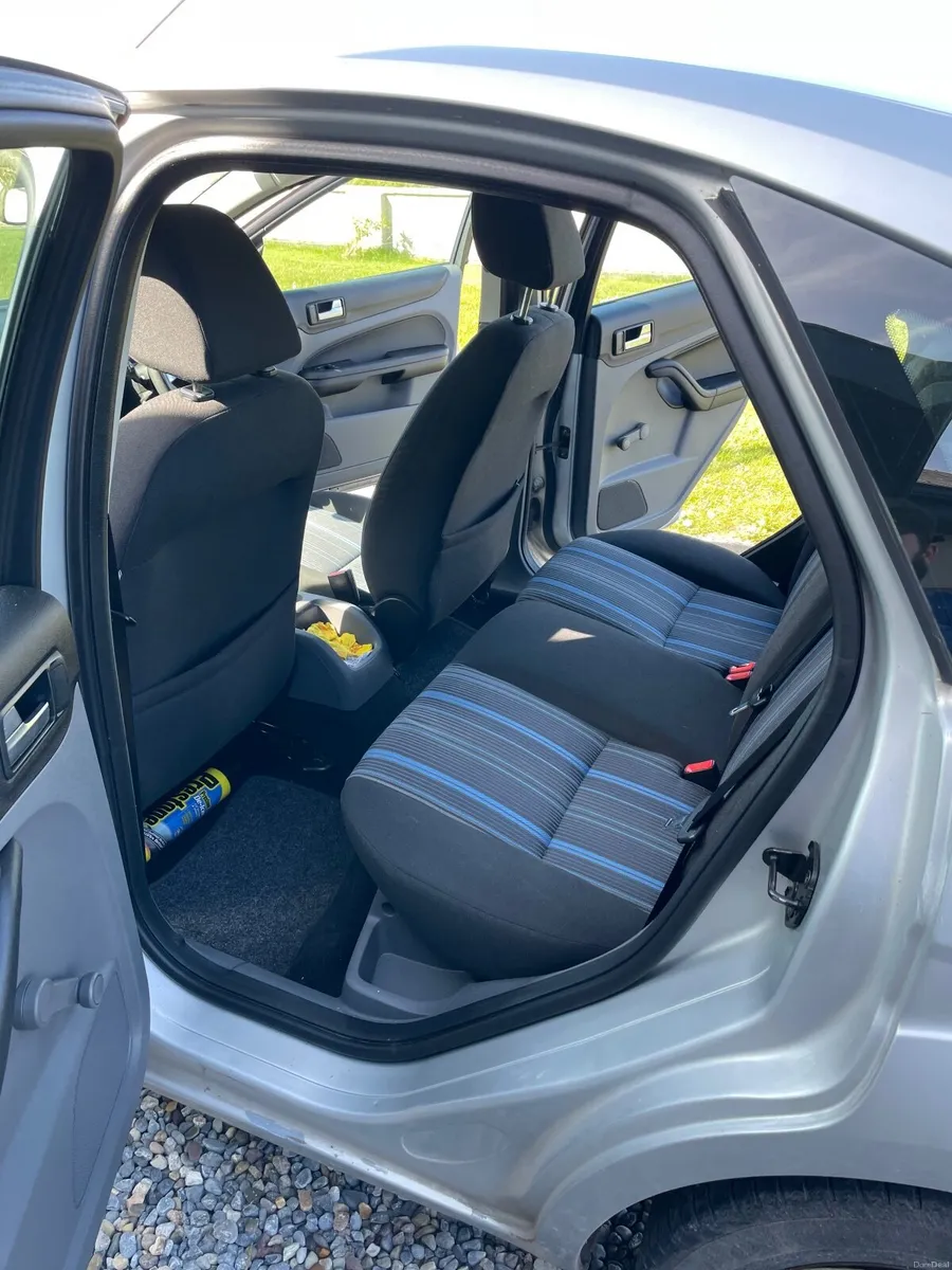 2009 Ford Focus for sale - Silver - Image 2