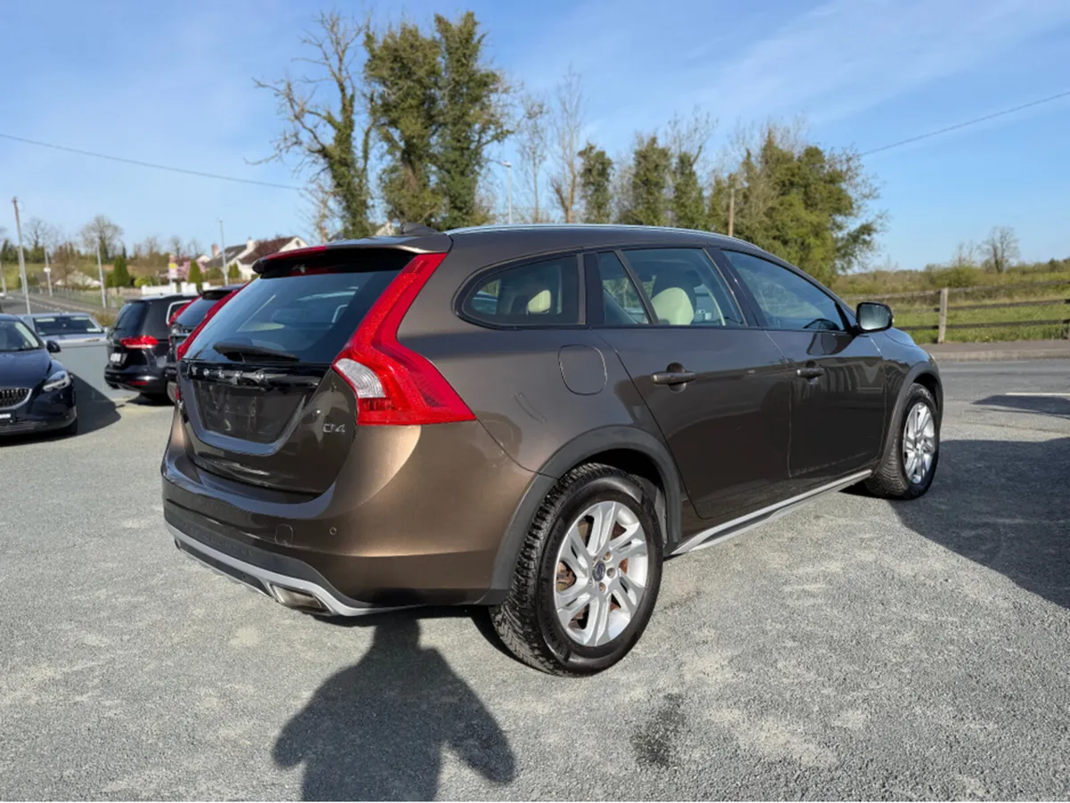 Volvo V60 2.0 D4 CROSS COUNTRY DIESEL 190 BHP AUTO - Image 4