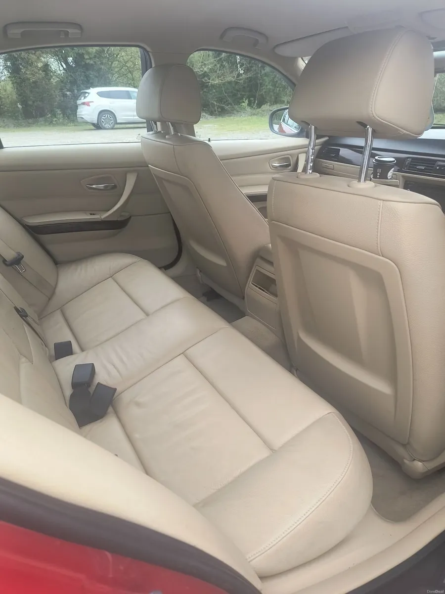 BMW 3-Series 2011 - Image 4