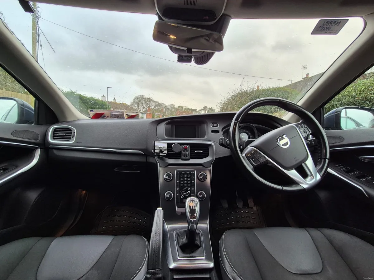 Volvo V40 2013 - Image 2