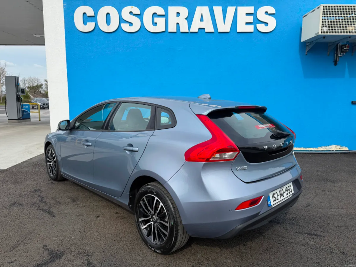 Volvo V40 2.0 D2 Momentum 120BHP * BLUETOOTH / PAR - Image 4