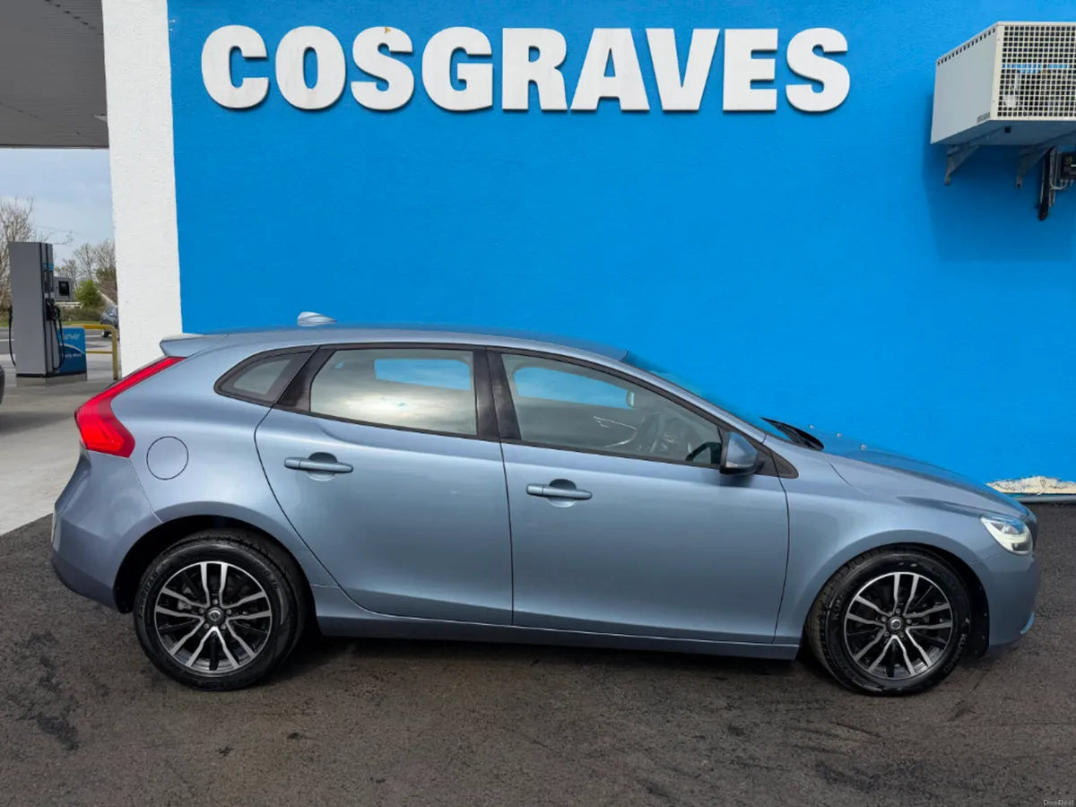 Volvo V40 2.0 D2 Momentum 120BHP * BLUETOOTH / PAR - Image 2