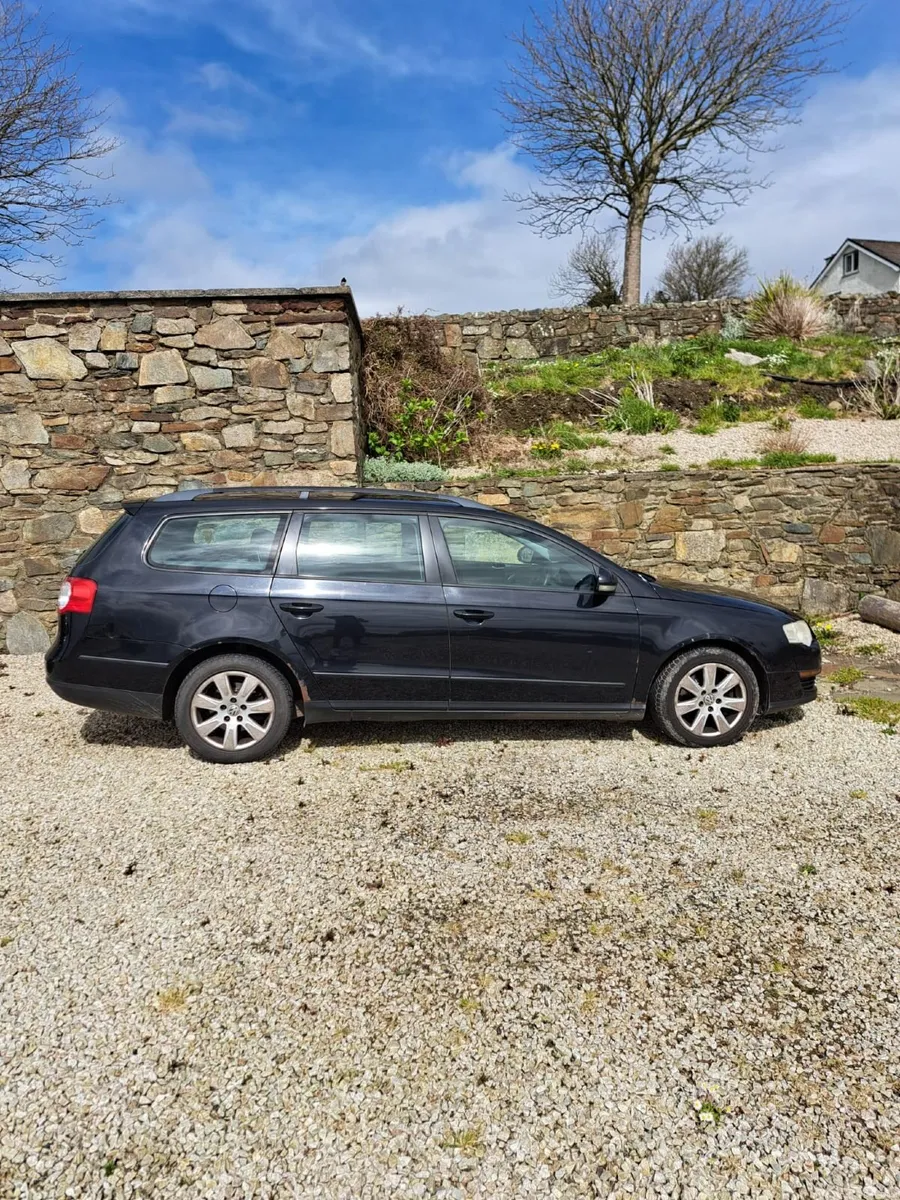 Volkswagen Passat 2009 - Image 2