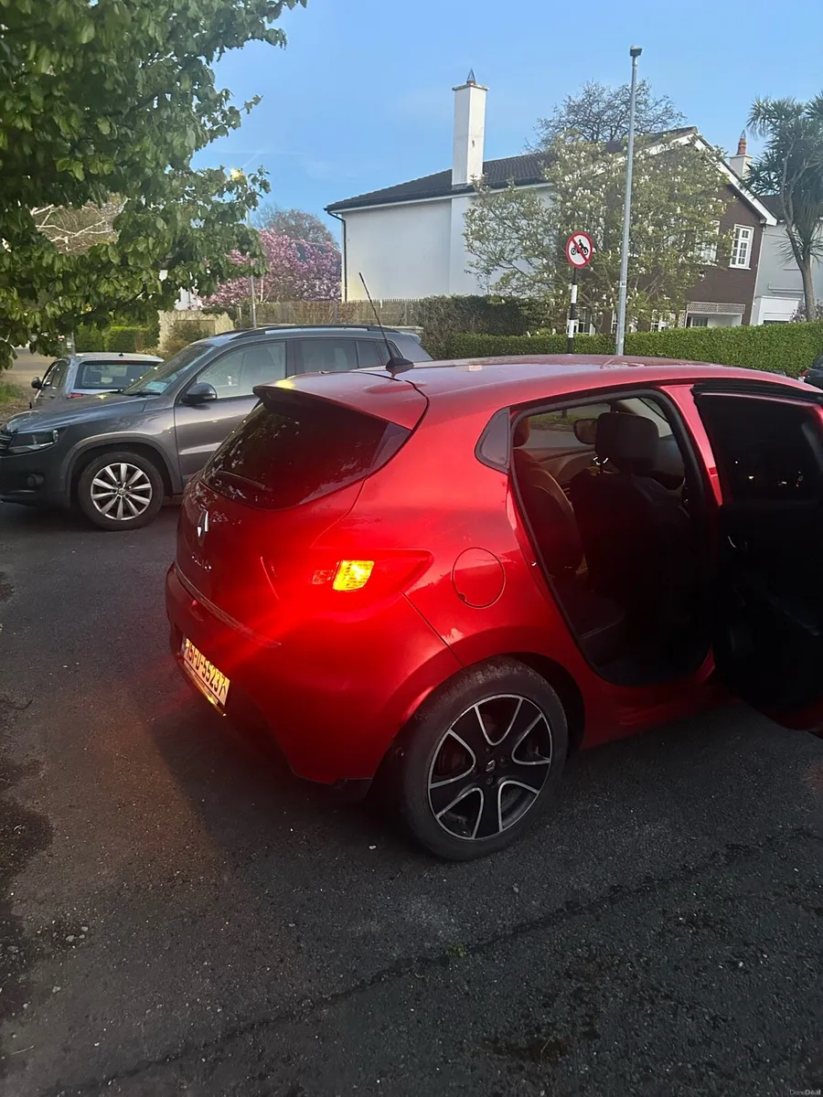 Renault Clio 2015 in excellent condition - Image 3