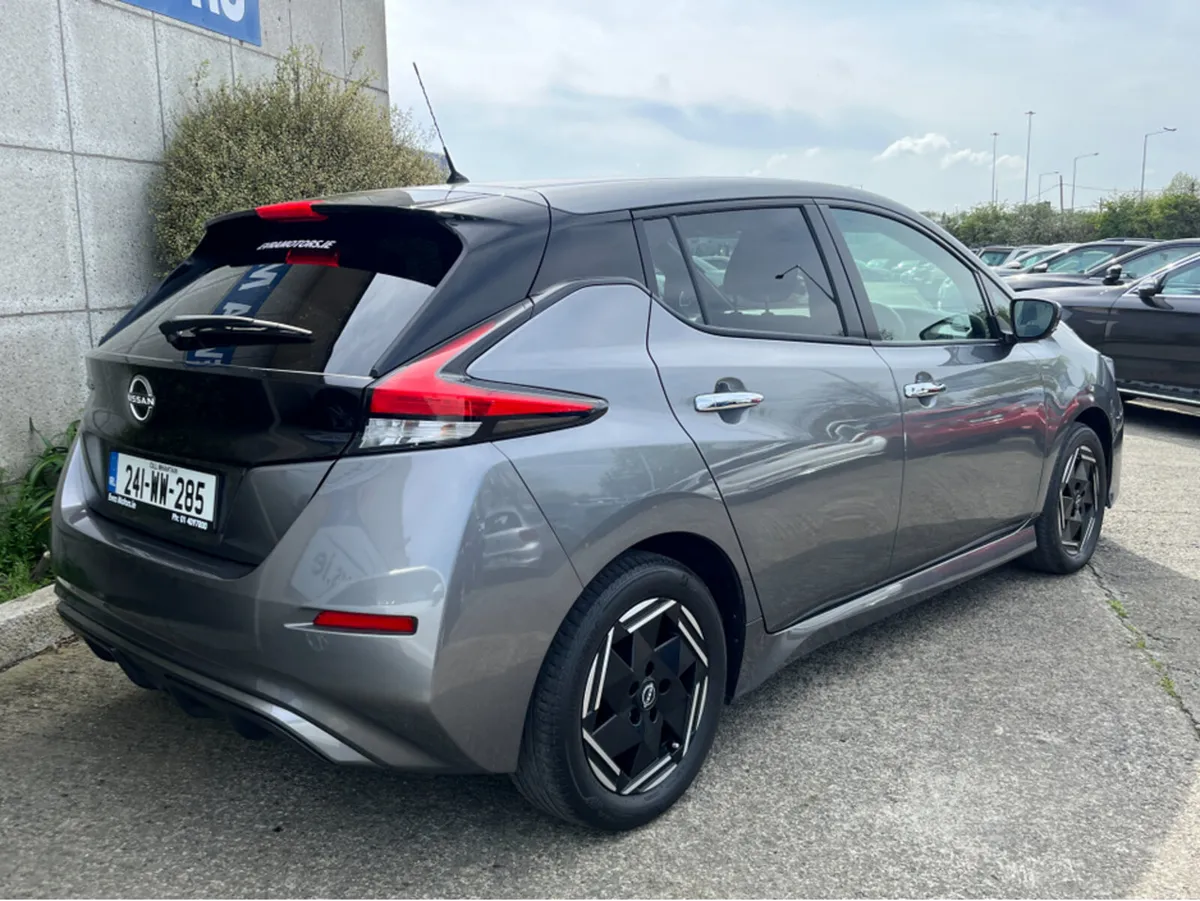 Nissan Leaf SV 40KW ELECTRIC //REVERSE CAMERA//KEY - Image 4