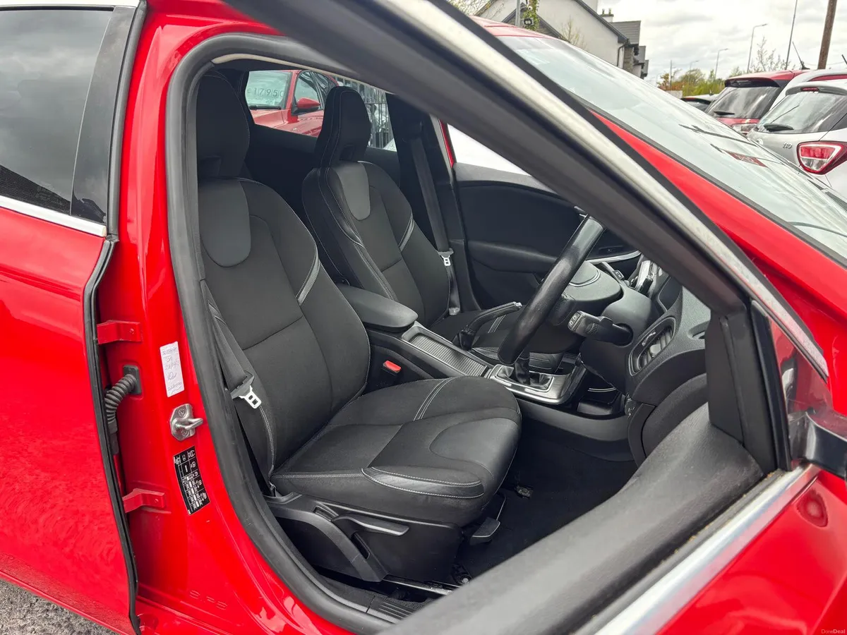 Volvo V40 2014  DIESEL  1.6 - Image 3