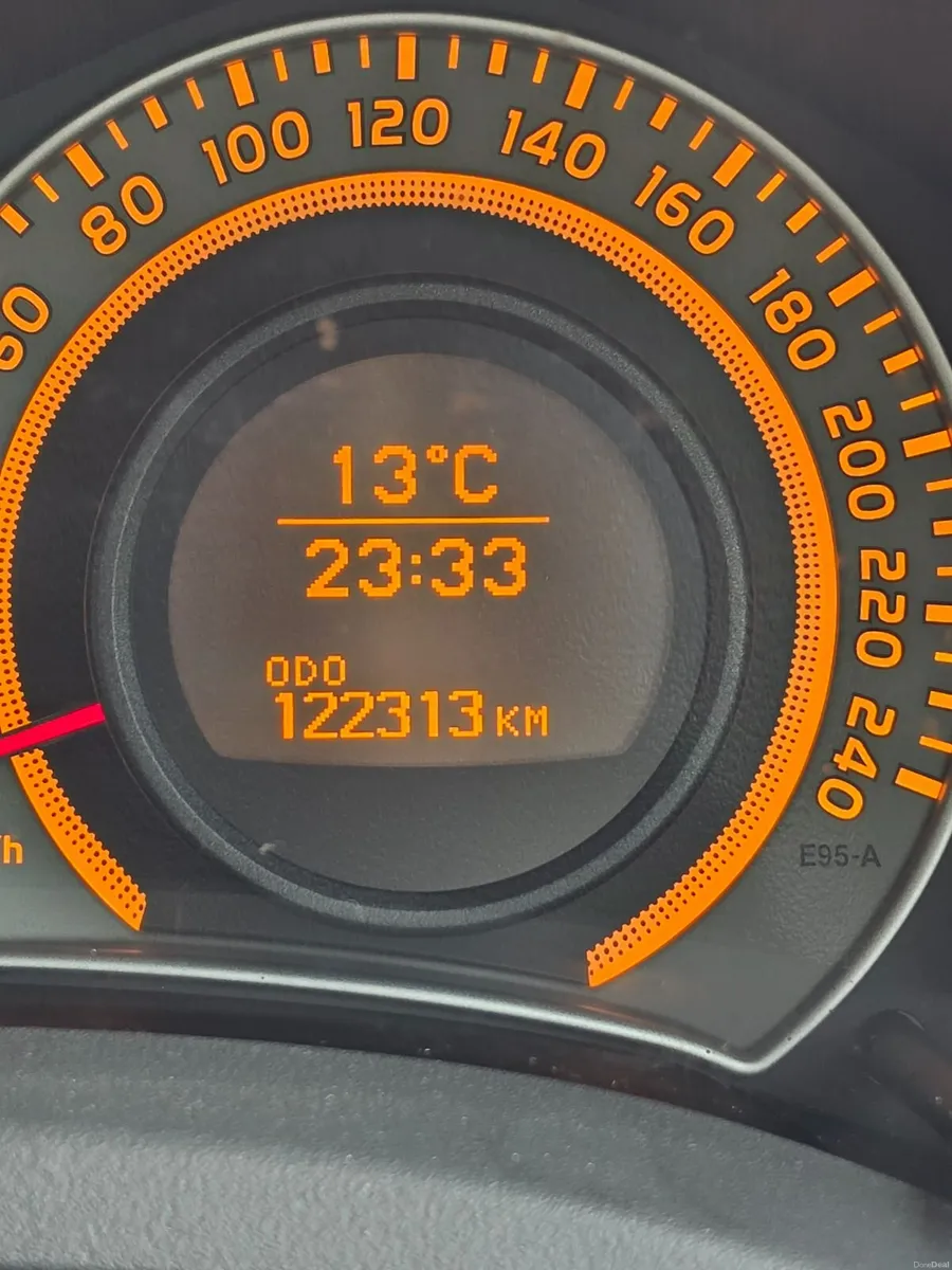 Toyota Auris 2010 - Image 2