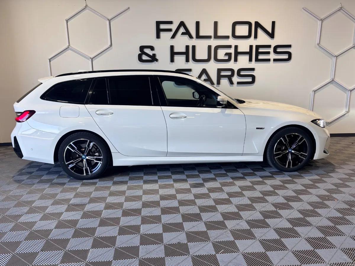 BMW 3 SERIES 330e M SPORT AUTO HYBRID ESTATE - Image 4