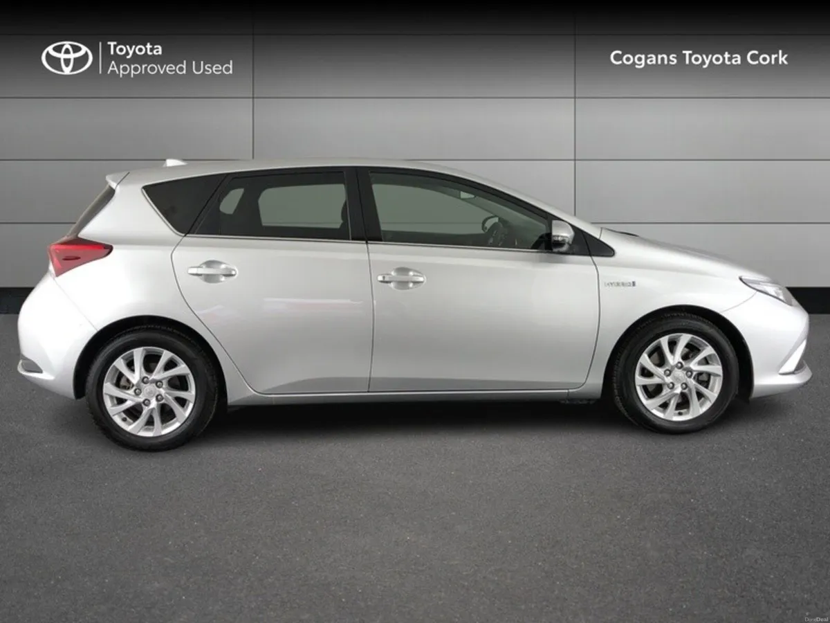 Toyota Auris DAA-ZWE186H 5DR AUTO - Image 3