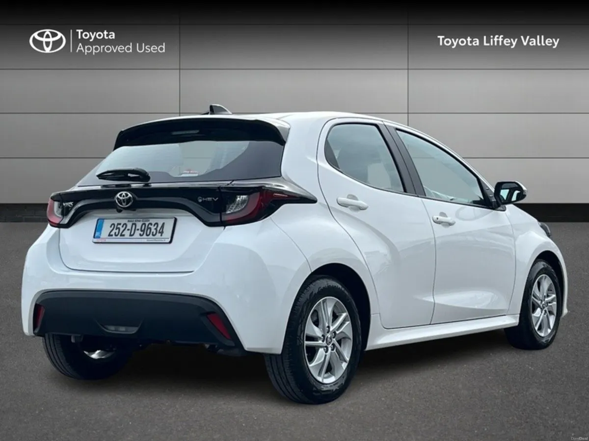 Toyota Yaris YARIS HYBRID LUNA - Image 2