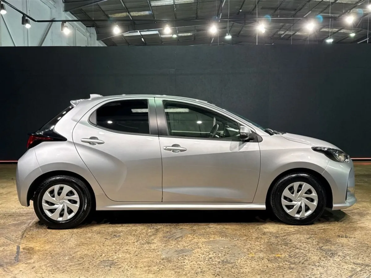 Toyota Yaris 1.5 HYBRID AUTOMATIC - CRUISE CONTROL - Image 4