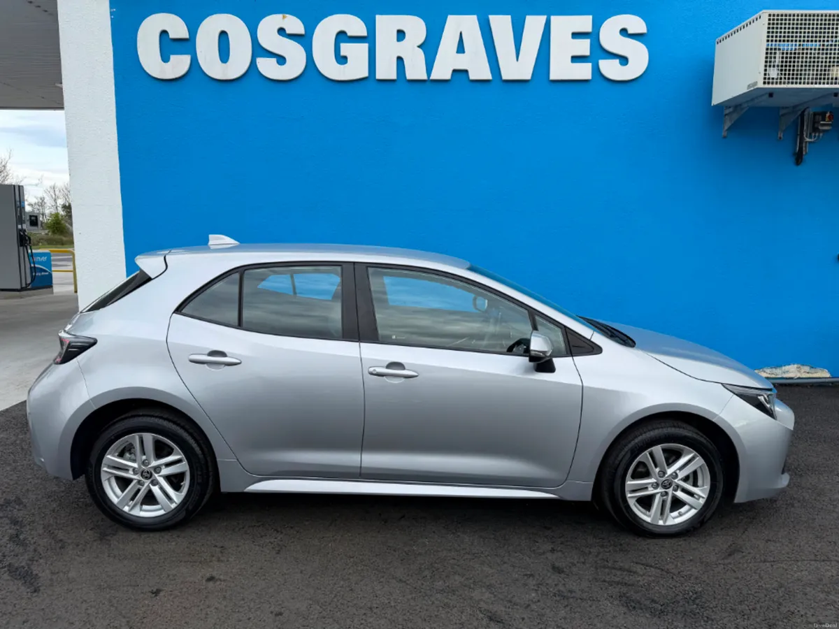 Toyota Corolla 1.8 Hybrid Luna Hatchback * REVERSI - Image 2